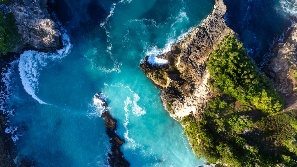 Nusa Ceningan is known for its thrilling cliff jumps at Blue Lagoon