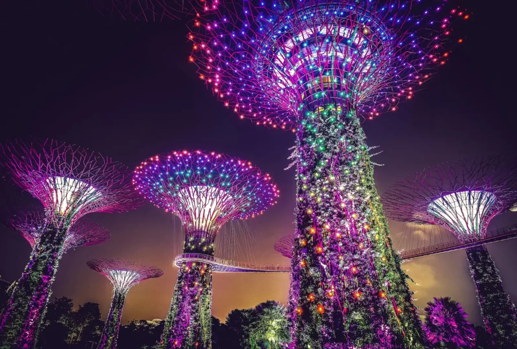  Stunning view of Singapore's Gardens by the Bay, featuring vibrant gardens and iconic Supertree structures.