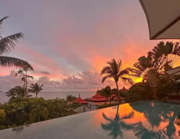 Infinity pool sunset view over the Gulf of Thailand at a luxury Koh Samui resort — Discovery DMC Thailand travel designer for travel advisors
