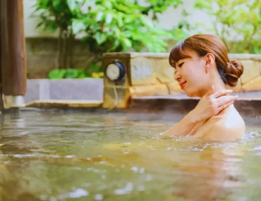 A tranquil outdoor Onsen (hot spring) experience. Highlight for relaxation and wellness on luxury Japan holidays and custom Japan travel itineraries arranged by a Japan dmc.