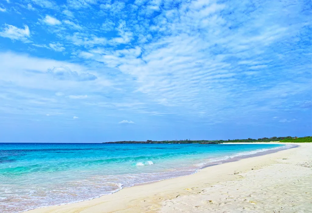 Pristine white-sand beach and turquoise water on Miyako Island. Plan your luxury Japan holidays and custom tours with our Japan DMC.