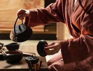Private Japanese tea ceremony with a cast-iron tetsubin teapot – high-end local experiences in Asia