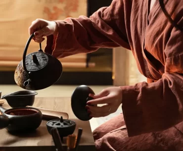 Private Japanese tea ceremony with a cast-iron tetsubin teapot – high-end local experiences in Asia