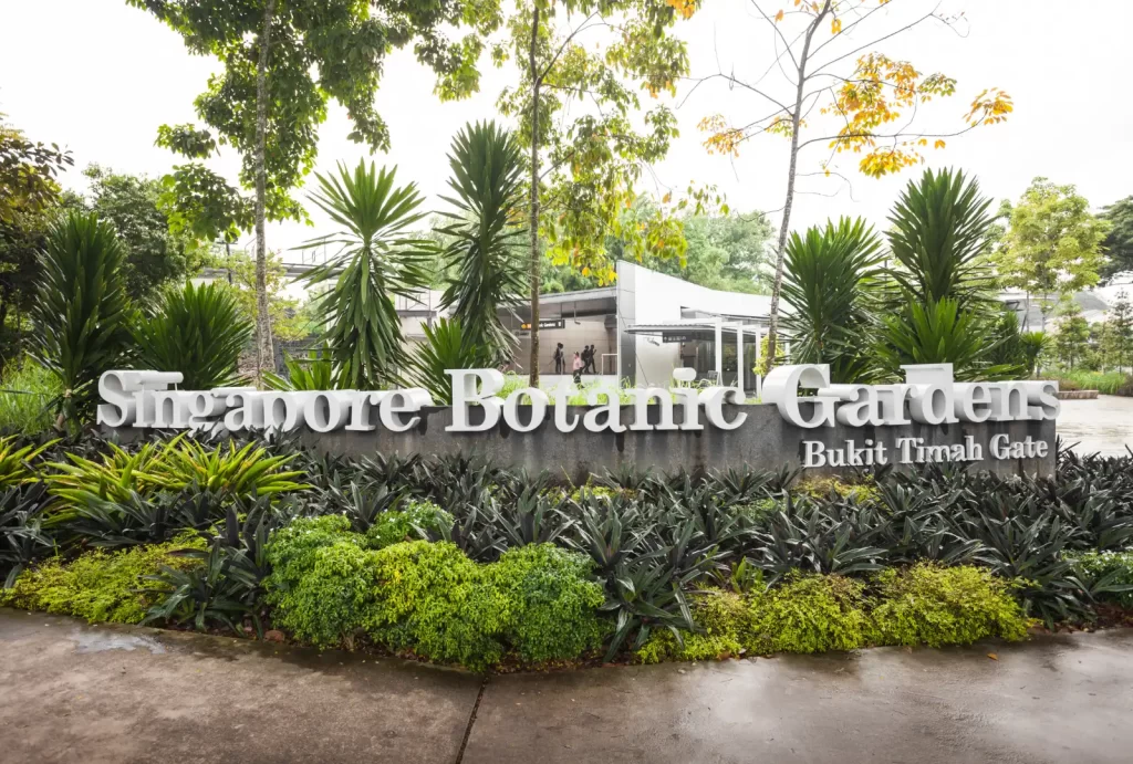 A sign displaying "Singapore Botanic Gardens," welcoming visitors to the lush and vibrant gardens.