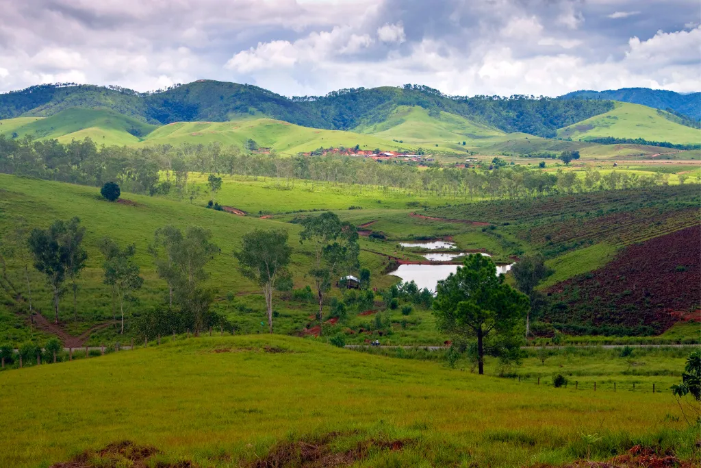 Panoramic view of lush green hills and a serene valley in Phonsavan, Laos, ideal for luxury travel and MICE group retreats. PHONSAVAN27 (9).webp