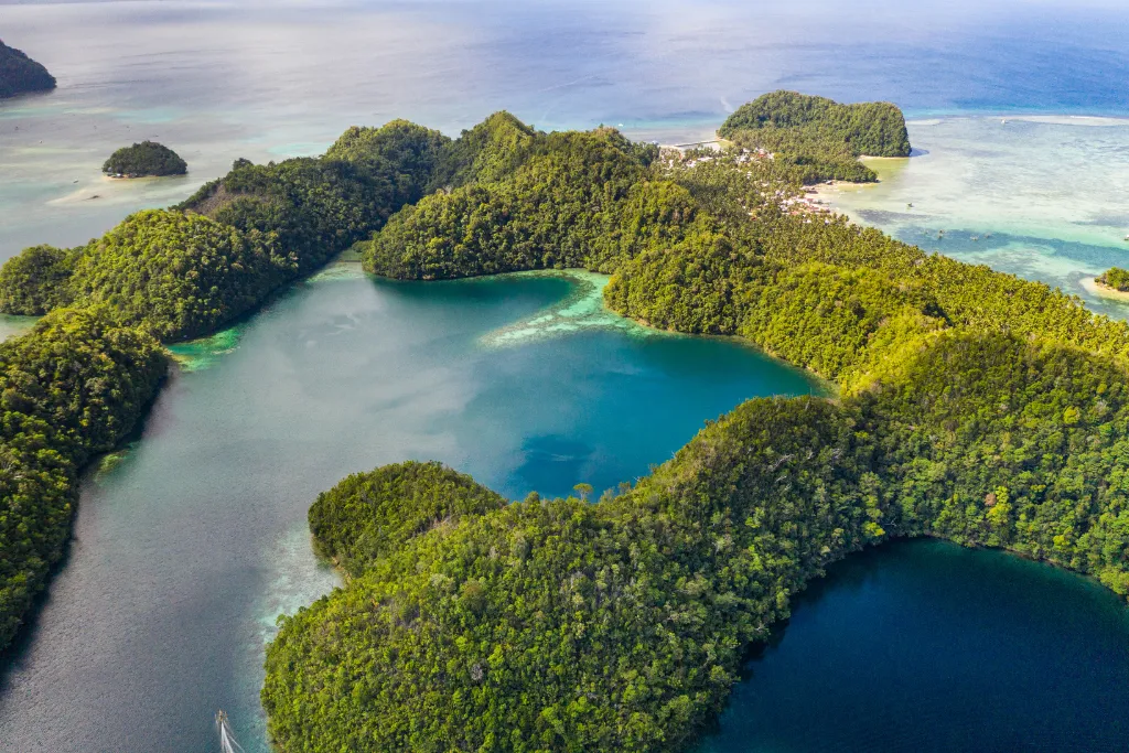 Aerial view of the stunning Sugba Lagoon in Siargao, featuring lush green islands and clear turquoise waters, perfect for luxury island hopping and DMC-organized excursions in the Philippines.