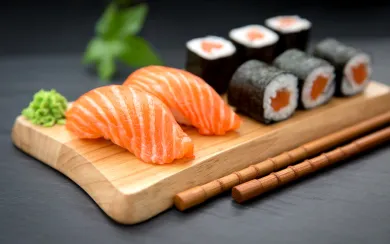 Elegant sushi platter with salmon nigiri and maki rolls, ideal for MICE and corporate travel events in Japan. A perfect example of high-quality Japanese cuisine arranged by a Japan DMC.