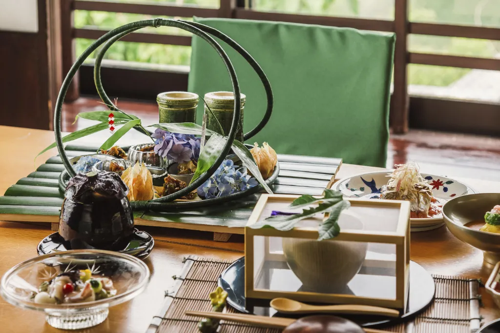 Luxury Japan Kaiseki meal travel experience. Elegantly plated traditional Japanese multi-course dinner with unique presentations, ideal for Japan holidays and custom Japan tours booked via a Japan dmc.