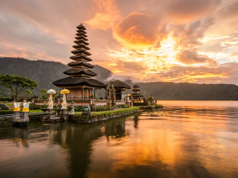 A breathtaking golden sunset over Pura Ulun Danu Bratan water temple in Bali, curated by a luxury Indonesia tour operator.